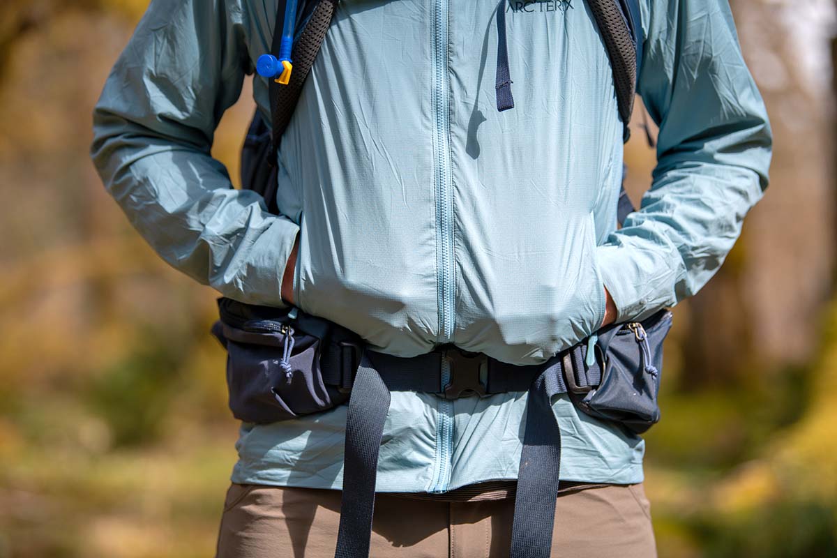 Hipbelt compatible pockets on the Arc'teryx Atom SL midlayer